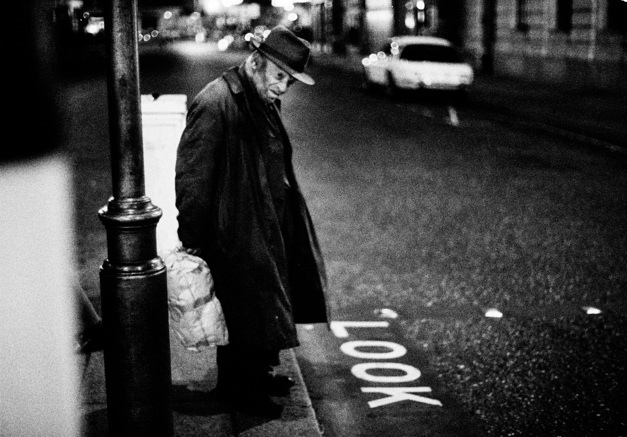 Gian Butturini, London - Anziano homeless - Stampa ai sali d'argento, tiratura di 10, cm 25 x 37,5