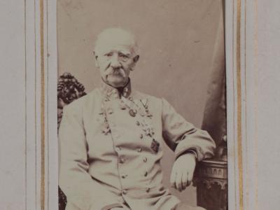 Agostino Saccozzi fotografato poco prima della morte con l'uniforme da tenente maresciallo austriaco (Archivio di Stato di Modena, Archivi privati, Archivio Forni, fotografie).