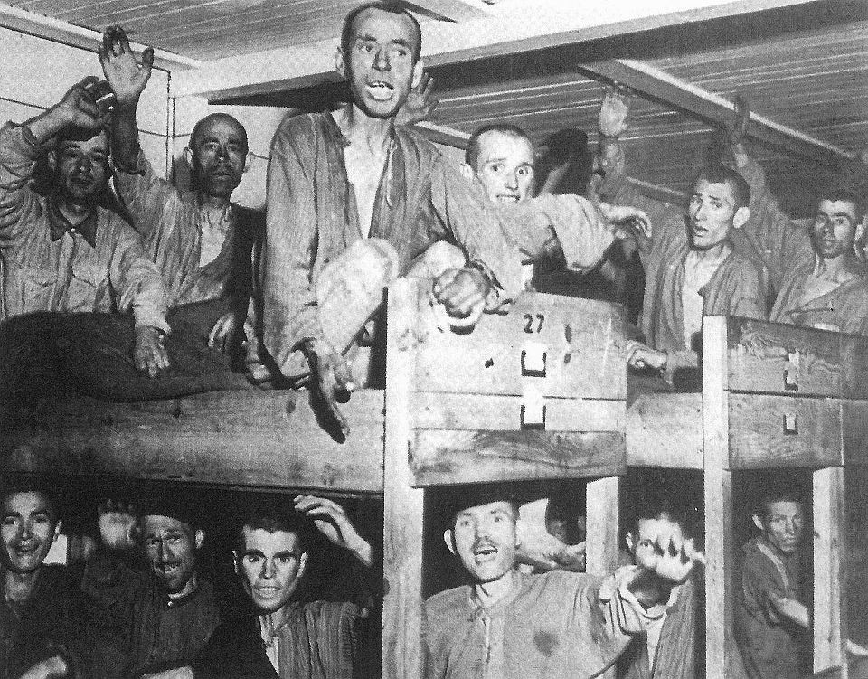 Le disumane condizioni dei prigionieri in una baracca del lager di Hohenstein