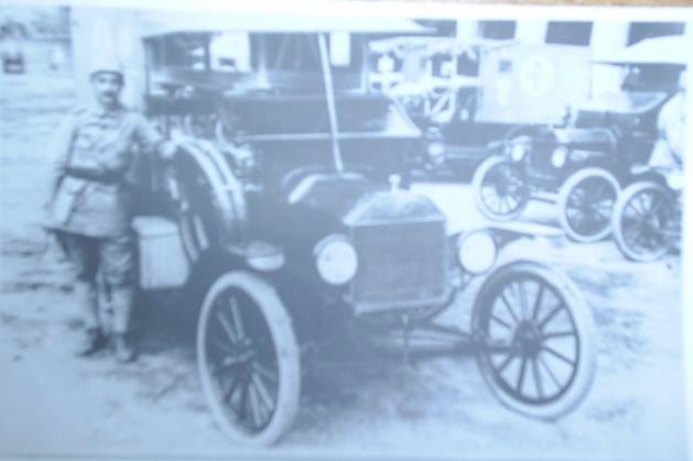 Ambulanta, model francez, folosita in primul razboi mondial (fotografie din FPA C-tin Iugulescu) Ambulance, french model, used in World War I (photo from C-tin Iugulescu’s personal archive)