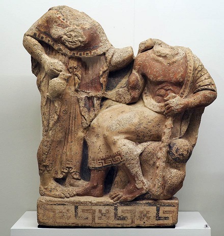 Terracotta Architettonica con Eracle, riconoscibile dalla clava, assistito da Atena (riconoscibile dall’egida sul petto) prima di intraprendere il loro viaggio verso l’Olimpo