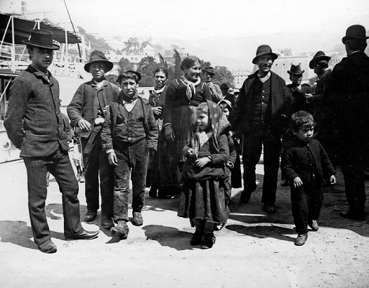 Emigranti in partenza dal porto di Genova, 1894