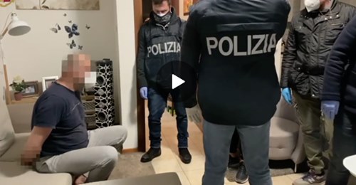 Arrestato gogna