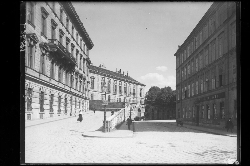 Veduta di Landstrasse durante la Prima guerra mondiale. Sullo sfondo si risconosce il Gartenpalais Modena (ÖNB, Bildarchiv und Grafiksammlung, foto Wien 3, Palais Modena-Este, 17.06.1916 < https://onb.digital/result/10BD1929>)