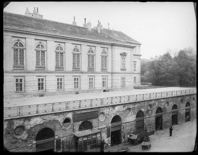 Il Gartenpalais Modena durante la Prima guerra mondiale. In primo piano l’ala laterale del palazzo, il terrazzo e le botteghe sottostanti (ÖNB, Bildarchiv und Grafiksammlung, foto Wien 3, Palais Modena, Nähr, Moriz (1859-1945), 1917-1918 <https://onb.digital/result/10BD18E1> )