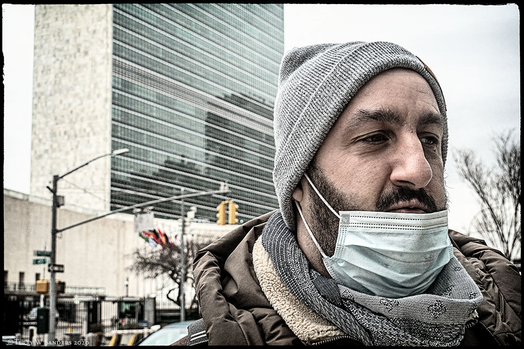 Nei pressi delle Nazioni Unite Adrien, un ragazzo francese che vive a New York ci dà la sua opinione circa la decisione del presidente russo Vladimir Putin di invadere l’Ucraina (Foto di Terry W. Sanders)