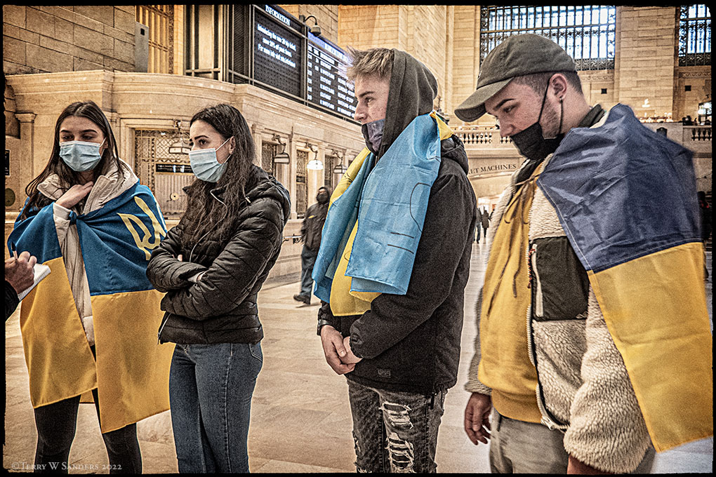 New York, a Grand Central, ragazzi di origine ucraina partecipano alla manifestazione contro la decisione del presidente russo Vladimir Putin di invadere l’Ucraina (Foto di Terry W. Sanders)