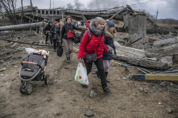 Civilians cross amid rubble of a damaged bridge in the Irpin city near from Kyiv (Kiev), Ukraine, 06 March 2022 (EPA/OLEKSANDR RATUSHNIAK)