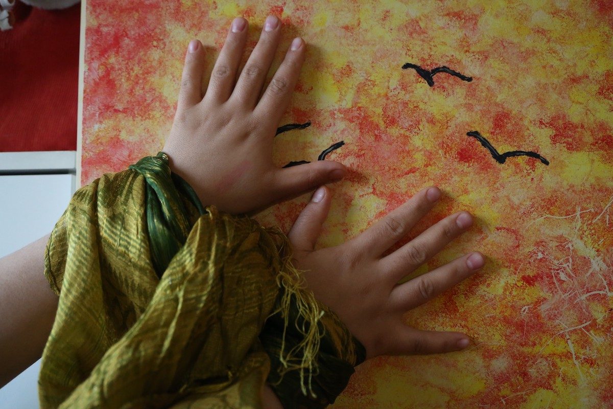 Le mani J., una ragazza marocchina di 25 anni rifugiata presso l’Associazione Mondo Donna