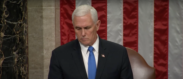 Il vice presidente uscente Mike Pence, durante la certificazione di Joe Biden come prossimo presidente degli Stati Uniti (YouTube)