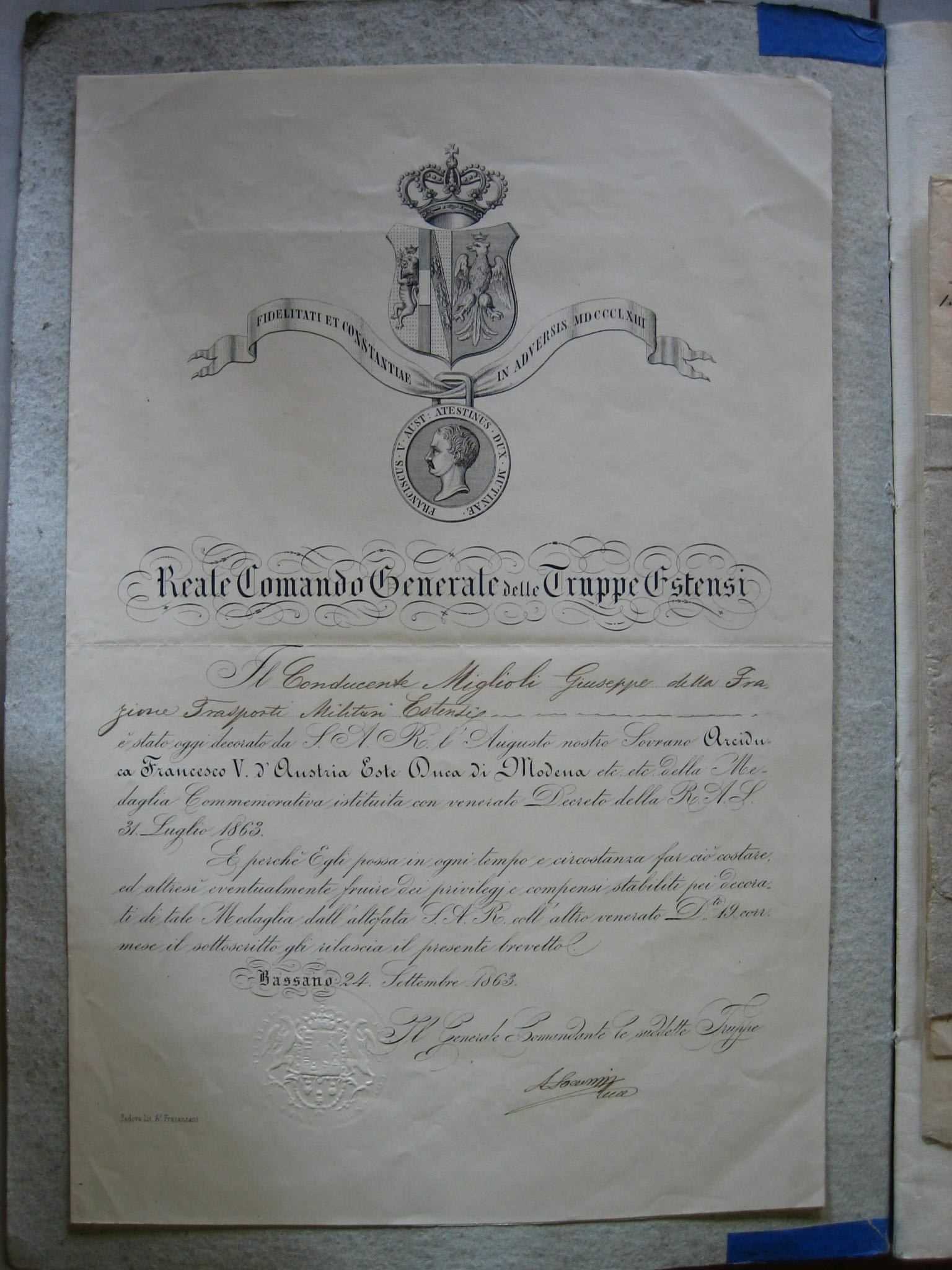 Diploma della medaglia dell'emigrazione, commemorativa dello scioglimento della Brigata Estense. Ogni singolo documento venne firmato dal generale Saccozzi (Archivio di Stato di Modena, Archivio delle Brigata Estense, b. 47).