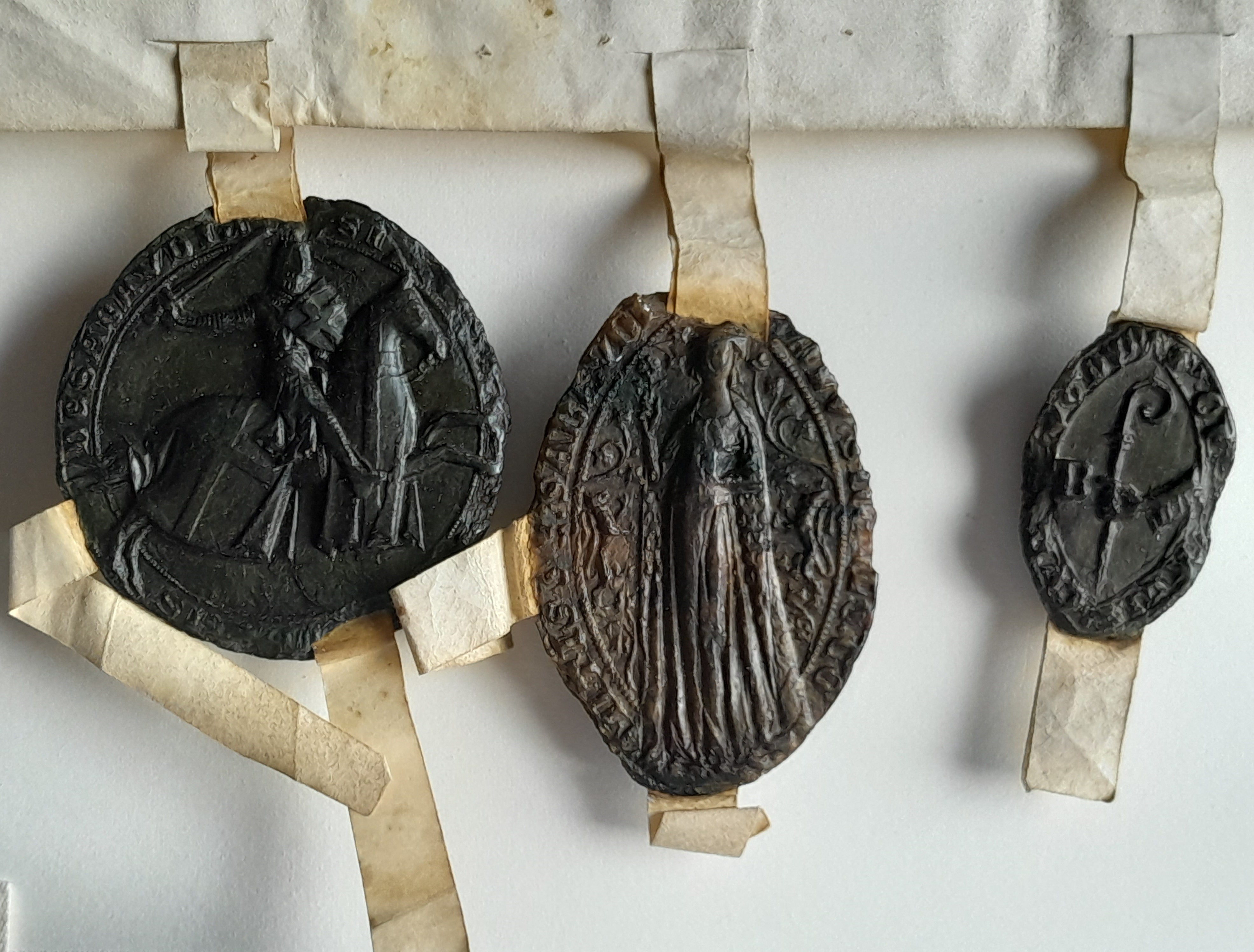 I tre sigilli di Amedeo, di Sibilla e della curia arcivescovile di Lione, pendenti dal documento tramite liste (“code doppie”) di pergamena.