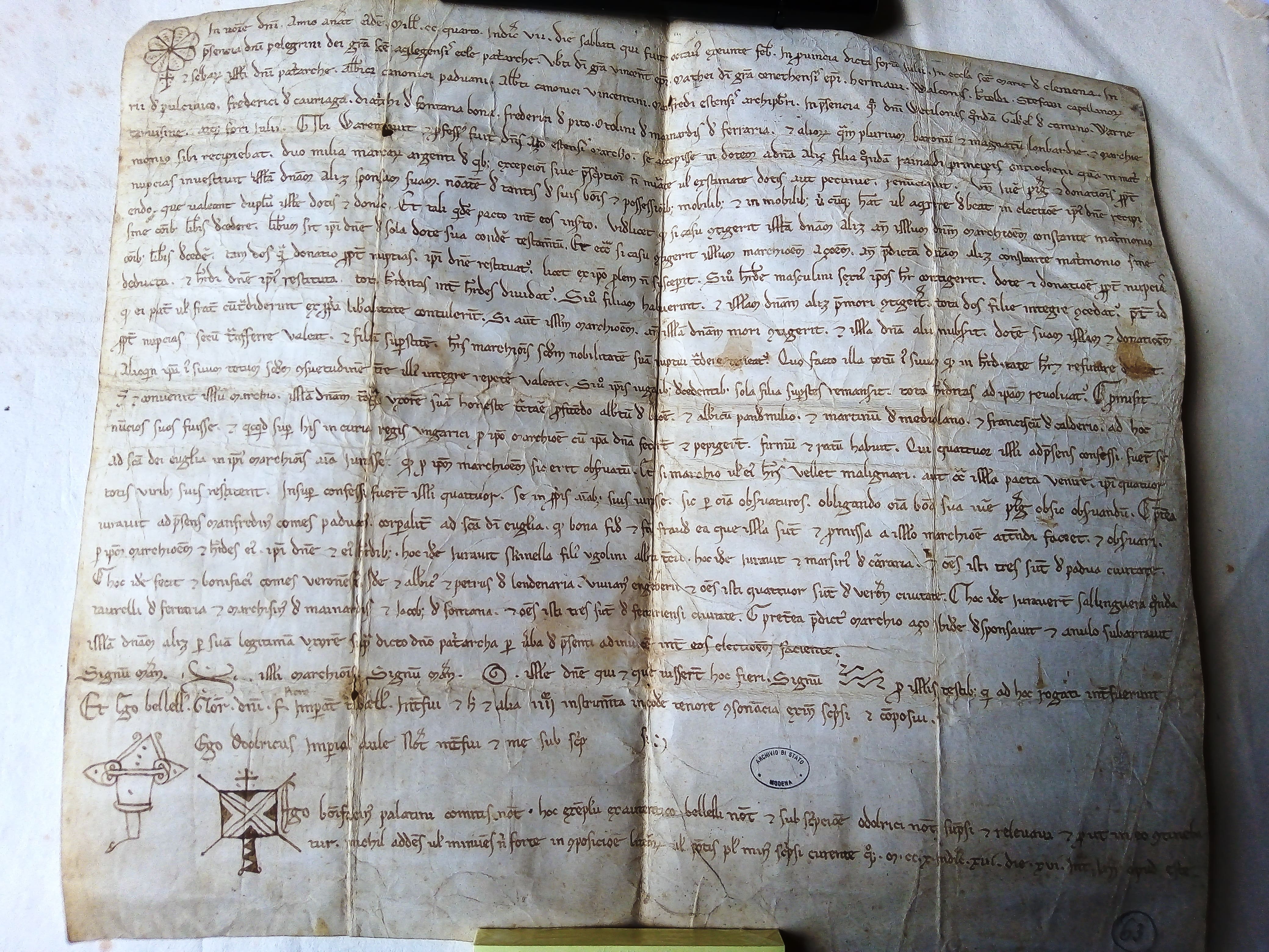 TAV. 1 – Copia autentica del contratto di nozze tra Alisia di Châtillon e Azzo VI d’Este. Il matrimonio fu celebrato a Gemona, in Friuli, il 22 febbraio 1204. (ASMo, ASE, Casa e Stato - Membranacei, cass. 1, n. 63)