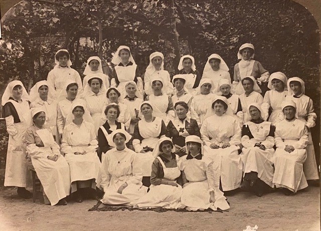 Foto di gruppo di volontarie della Croce Rossa, con Lady Haldon al centro