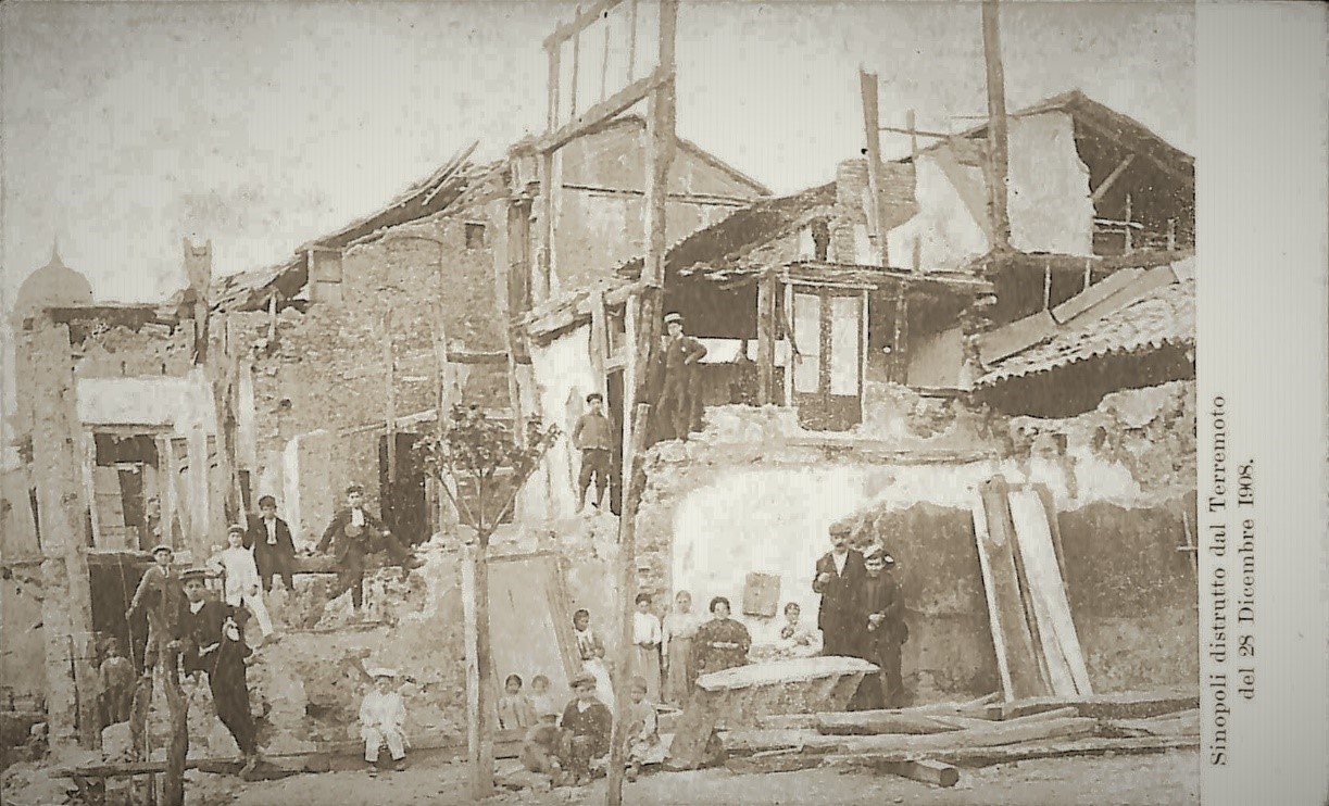 Sinopoli distrutta dal Terremoto del 28 dicembre 1908, ASRC Raccolta cartoline fotografiche dono Agazio Trombetta, b.2, f.11, n.1, s.d.