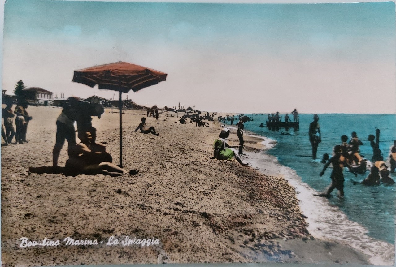 Figura 8 Bovalino Marina, La spiaggia, ASRC, Raccolta cartoline fotografiche dono Agazio Trombetta, b.2, f.11, n.19, 1958.