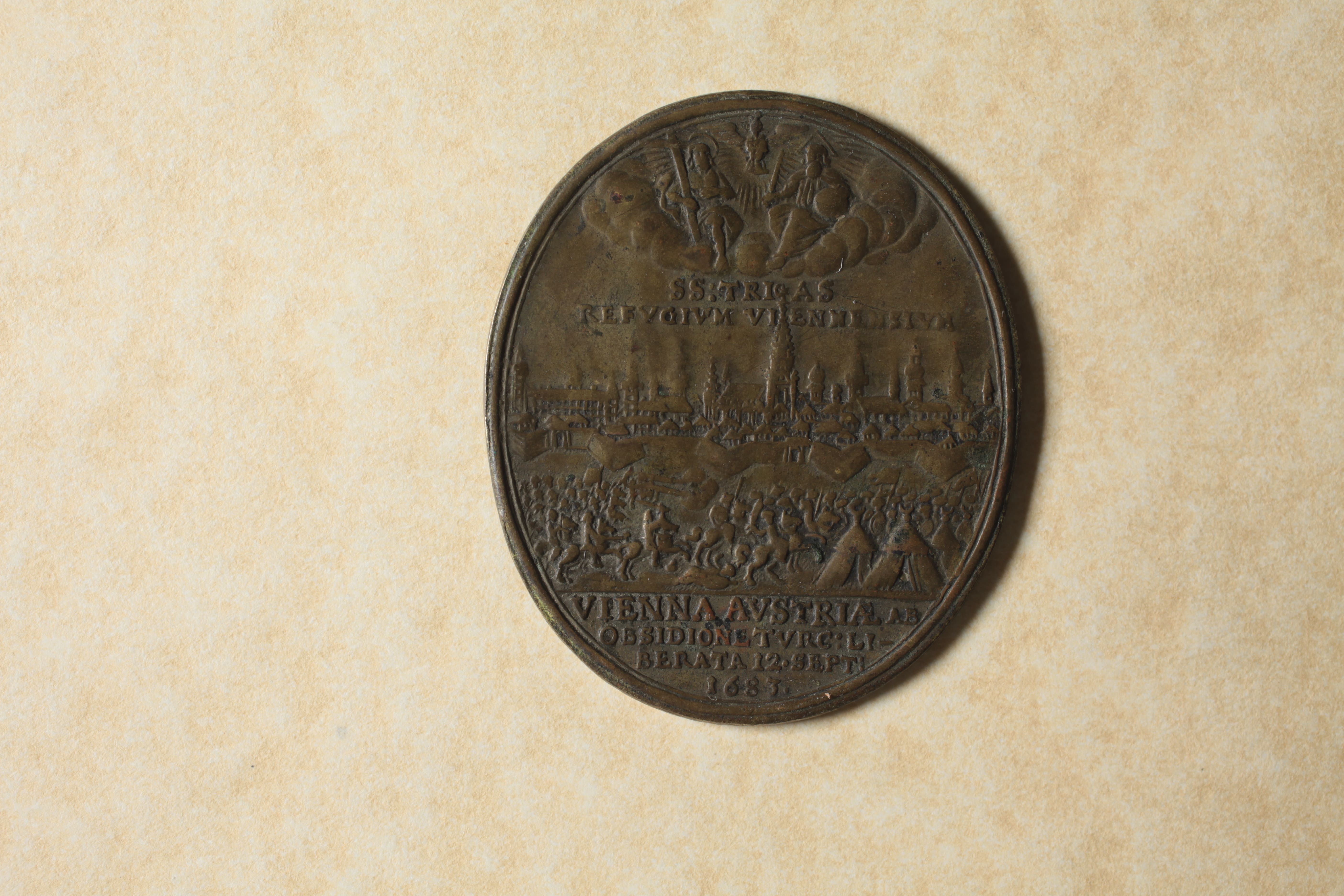 Medaglia per la fine dell'assedio turco, opus Paul Seel, bronzo, mm 44,4 X 37 (Archivio di Stato di Modena, Medagliere, 55), recto.