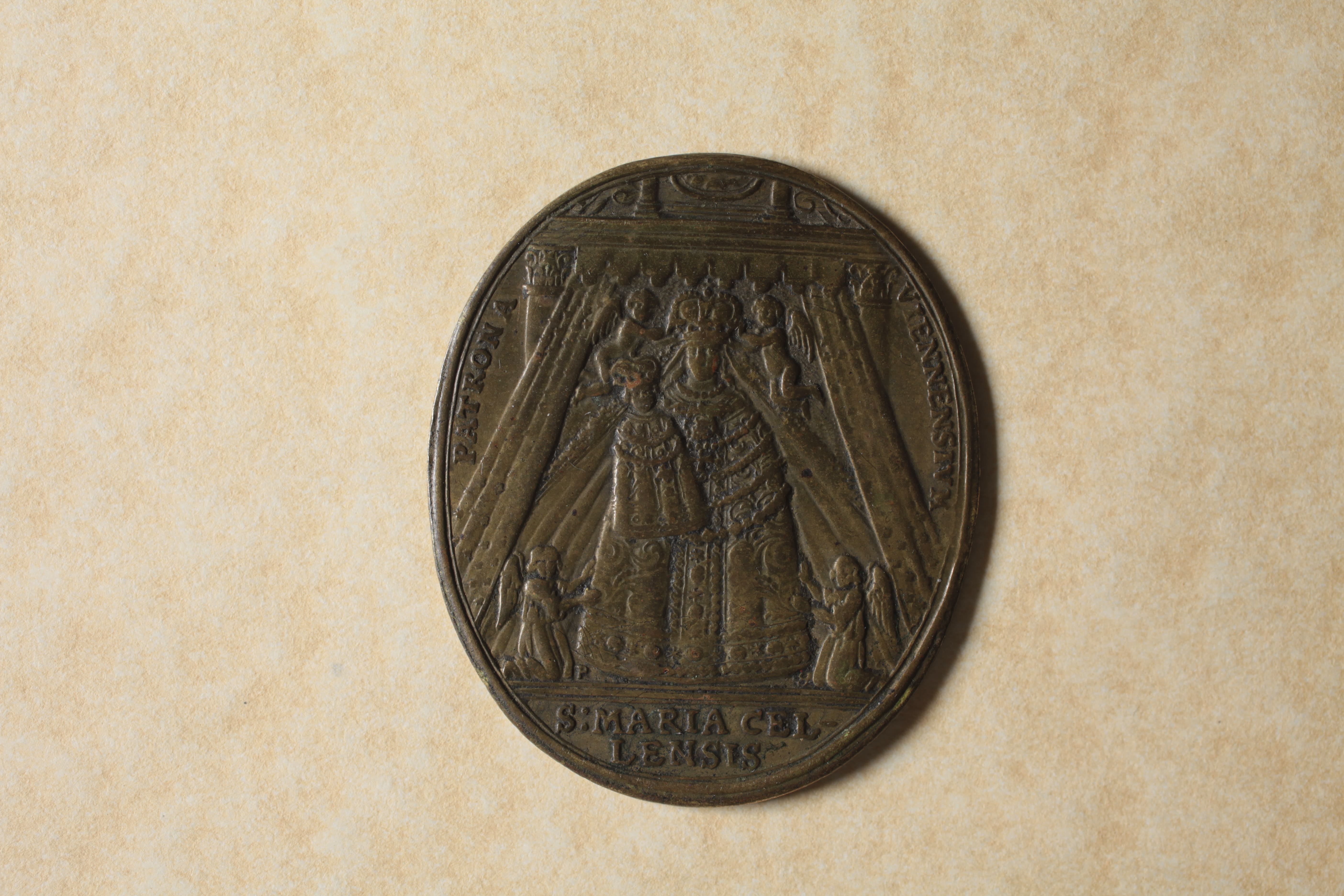 2 - Medaglia per la fine dell'assedio turco, opus Paul Seel, bronzo, mm 44,4 X 37 (Archivio di Stato di Modena, Medagliere, 55), verso.
