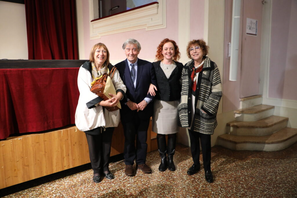 Angelo Spaggiari con (da sinistra) Patrizia Cremonini, Lorenza Iannacci e Lina Velardi, ripreso in occasione di un convegno dedicato a Filippo Valenti. Cremonini e Iannacci gli sono succedute nel ruolo di direttore dell’Archivio di Stato di Modena.