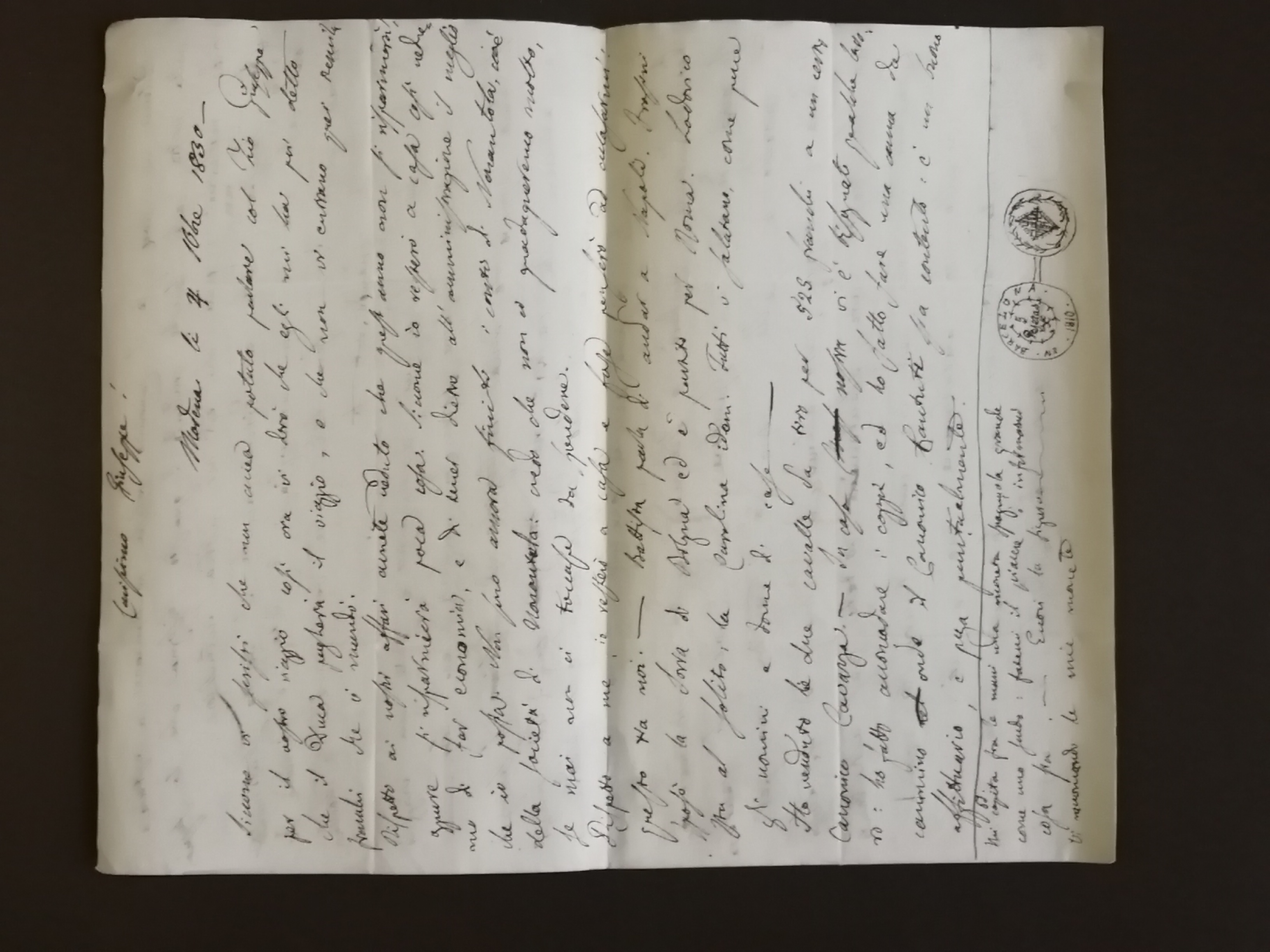 In una lettera spedita da Modena il 4 dicembre 1830, Luigi Forni chiede al fratello Giuseppe di raccogliere notizie su una moneta in suo possesso: «Mi capita fra le mani una moneta spagnuola grande come uno scudo: fatemi il piacere d’informarvi cosa sia. Eccovi la figura. Vi raccomando le mie monete» (ASMo, Archivio Forni, C4).