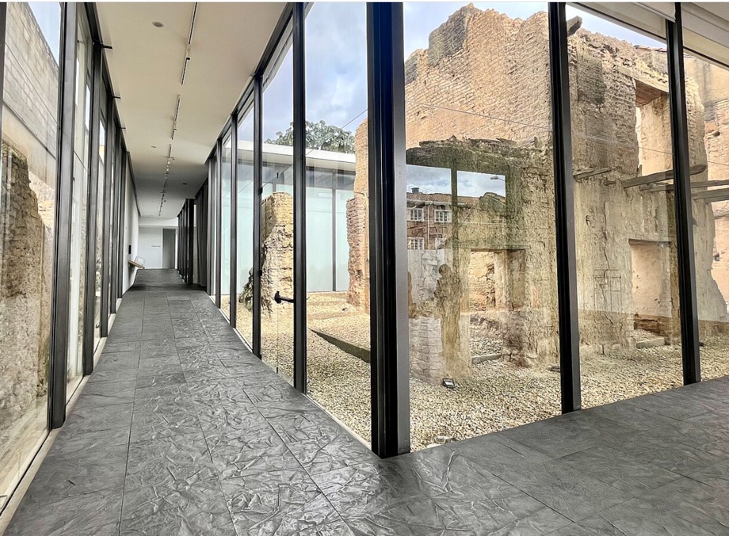 Entrance to the Fragmentos art space and memorial