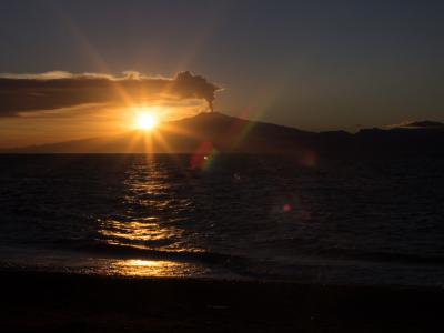 "Etna fumante sul mare", Reggio Calabria, Italia, Dicembre 2018