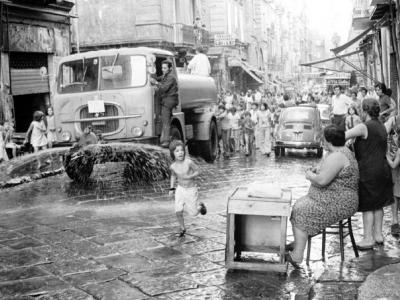 Disinfestazione delle strade, Napoli durante l'epidemia di colera, 1973