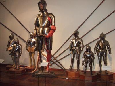 Castello di Ambras (Innsbruck), armature per gigante, uomo medio e bambino