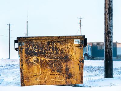 Nel villaggio su un cassonetto il disegno di un orso polare con la parola Inuit "palagi si!" che significa "benvenuto!"