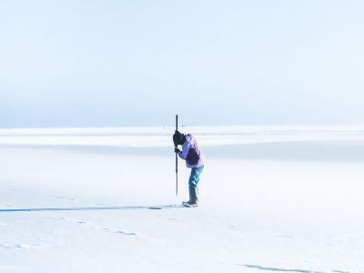 Dopo 4 giorni il ghiaccio si è formato, e i primi cacciatori inuit vanno a cacciare