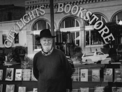 Lawrence Ferlinghetti davanti alla sua libreria a San Francisco