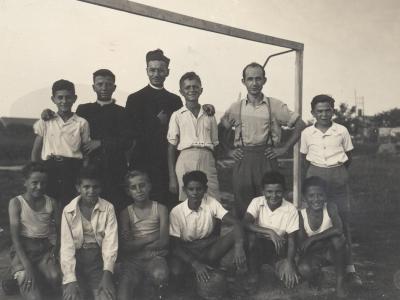 I ragazzi dell'oratorio di San Giorgio Piacentino con Don Braceschi nel secondo dopoguerra (Ph sangiorgiopiacentino.org)
