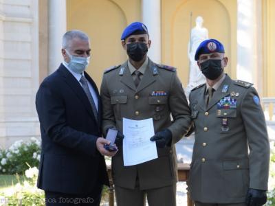 Nella foto di Cristiano Frasca, da sinistra, il prefetto di Forlì Antonio Corona, il primo caporal maggiore Diego Magno Massotti e il comandante del 66° reggimento aeromobile, colonnello Marco Licari (Perseo News).