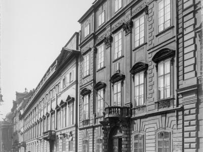  Vienna, Herrangasse ai primi del Novecento. Ben riconoscbile è la lunga facciata del Palais Modena (Österreichische Nationalbibliothek Wien (= ÖNB), Bildarchiv und Grafiksammlung, foto Wien 1, Herrengasse 9, Stauda, August (1861-1928), 1912 <https://onb.digital/result/10BBCC12>)