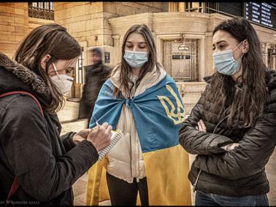New York, a Grand Central, ragazze di origine ucraina partecipano alla manifestazione contro la decisione del presidente russo Vladimir Putin di invadere l'Ucraina (Foto di Terry W. Sanders)