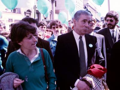 Adelaide Aglietta con Enzo Tortora alla Marcia contro la Fame, Roma, da piazza Trinità dei Monti a piazza san Pietro.