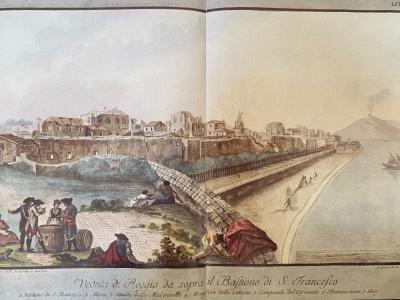 Ignazio Stile, Veduta di Reggio da sopra il Bastione di S. Francesco, in Placanica A. (a cura di), Ai fieri Calabresi. Appunti di viaggio di Henry Swinburne, Astolphe de Custine Stendhal, Arthur J. Strutt, George R. Gissing, Norman Douglas, Maurice Maeterlinck, Milano, Franco Maria Ricci Editore, 1989, tavola LV