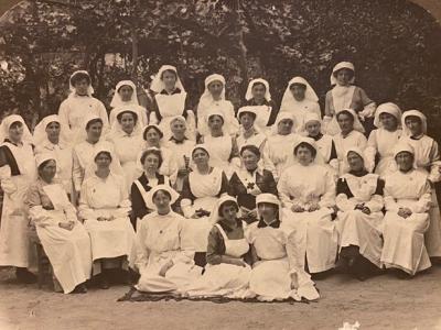 Foto di gruppo di volontarie della Croce Rossa, con Lady Haldon al centro