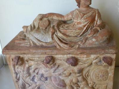 Urna etrusca policroma conservata nel Museo archeologico nazionale dell'Umbria.