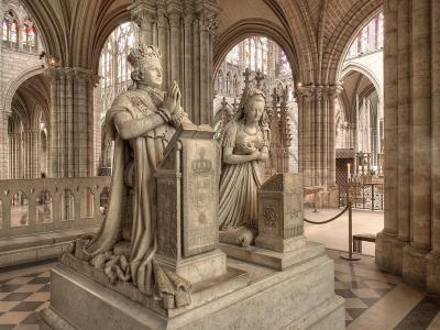 Monumentos funerarios a Luís XVI e María Antonieta na basílica de Saint Denis (París, Francia). (tratta da Wikipedia)