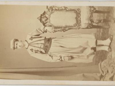Alfonso di Borbone-Este con la divisa da sottotenente degli zuavi pontifici, fotografato da Raffaello Ferretti.
