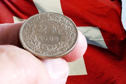 La sospensione dei ristorni alla prova della convenzione italia-svizzera: il caso della “tassa sulla salute”